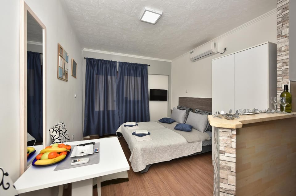 Bed, Dining area