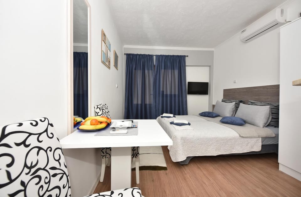 Bed, Dining area