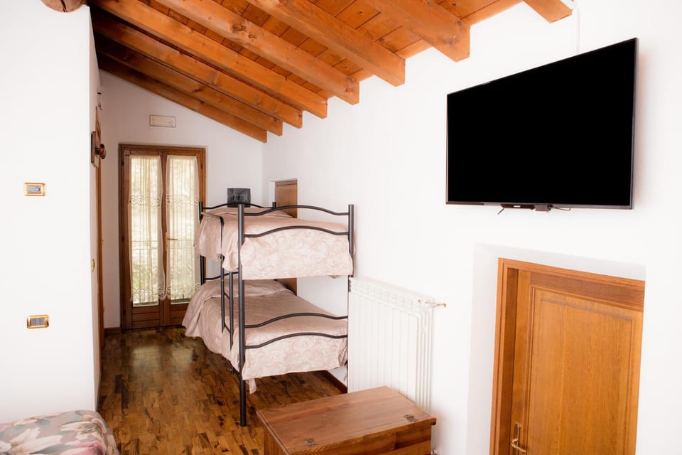 Bed, TV and multimedia, Bedroom