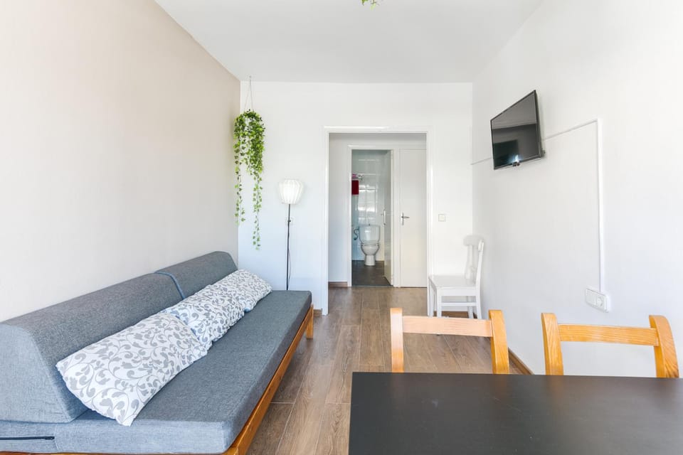 Bed, TV and multimedia, Seating area