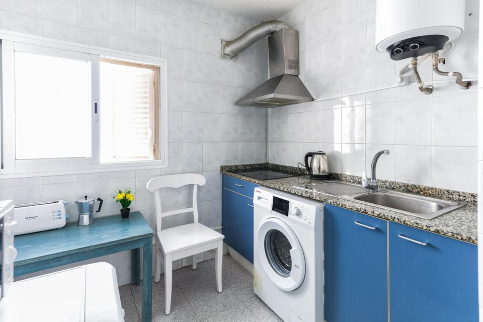 Kitchen or kitchenette, minibar, stove, toaster, washing machine