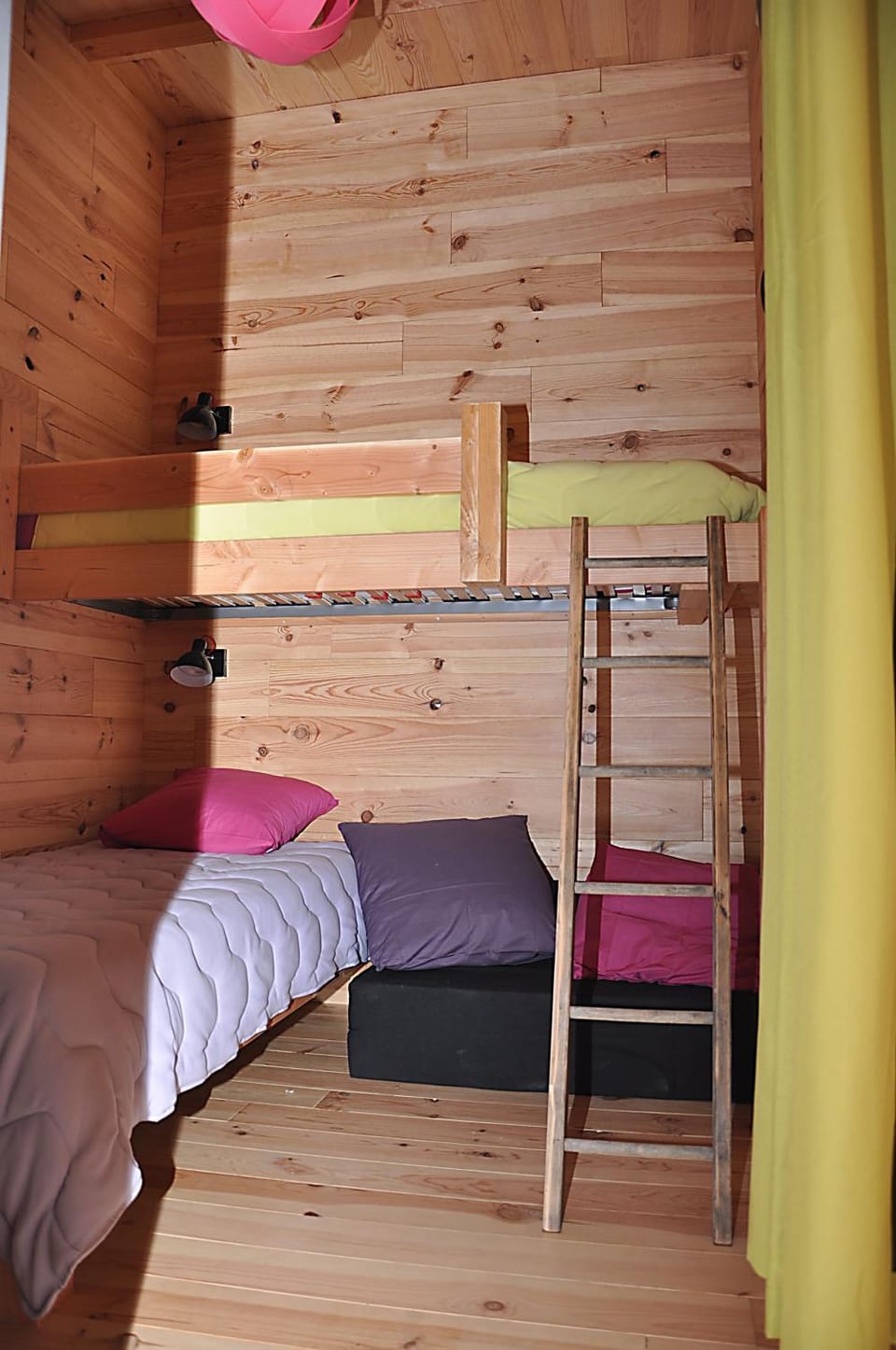 Bedroom, bunk bed