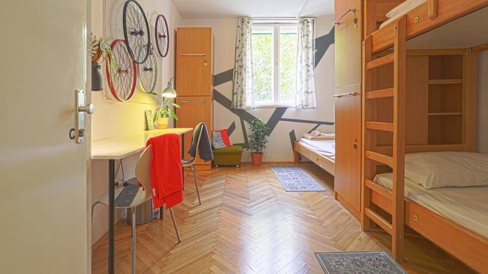 Bedroom, bunk bed