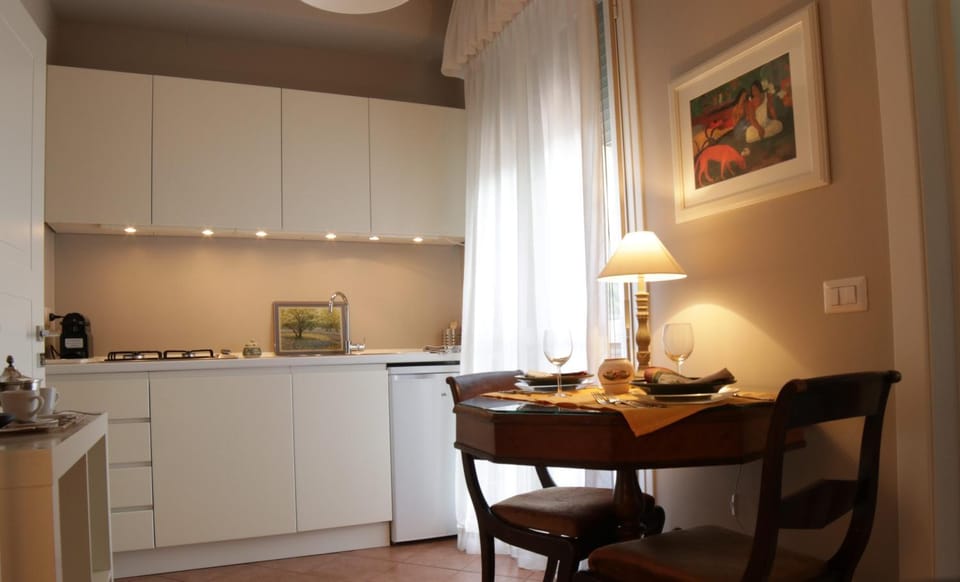Kitchen or kitchenette, Dining area