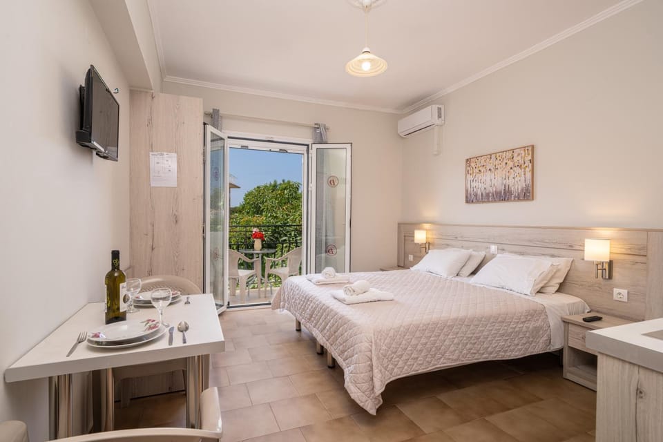 Bed, TV and multimedia, View (from property/room), Bedroom, air conditioner