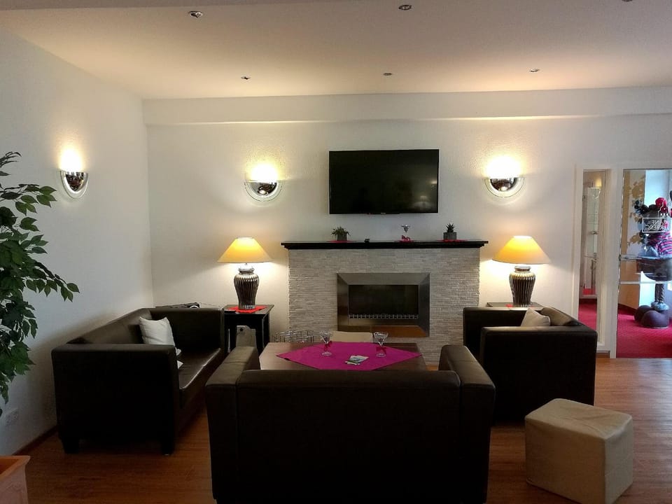 Restaurant/places to eat, Communal lounge/ TV room