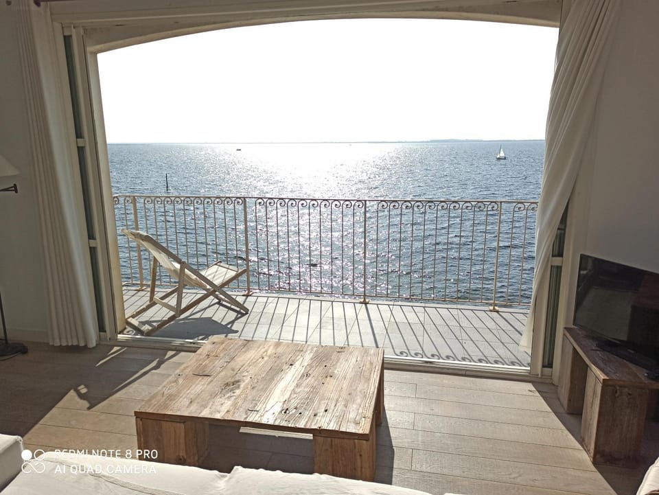 View (from property/room), Balcony/Terrace, Living room