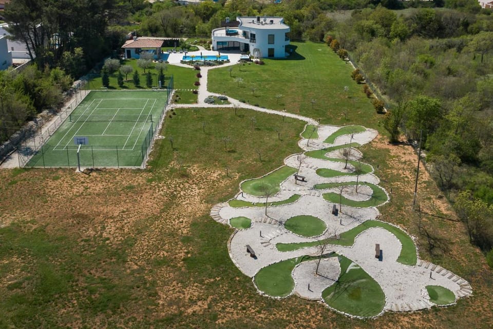 Day, Natural landscape, Bird's eye view, Garden, Minigolf, Tennis court, Garden view, Pool view