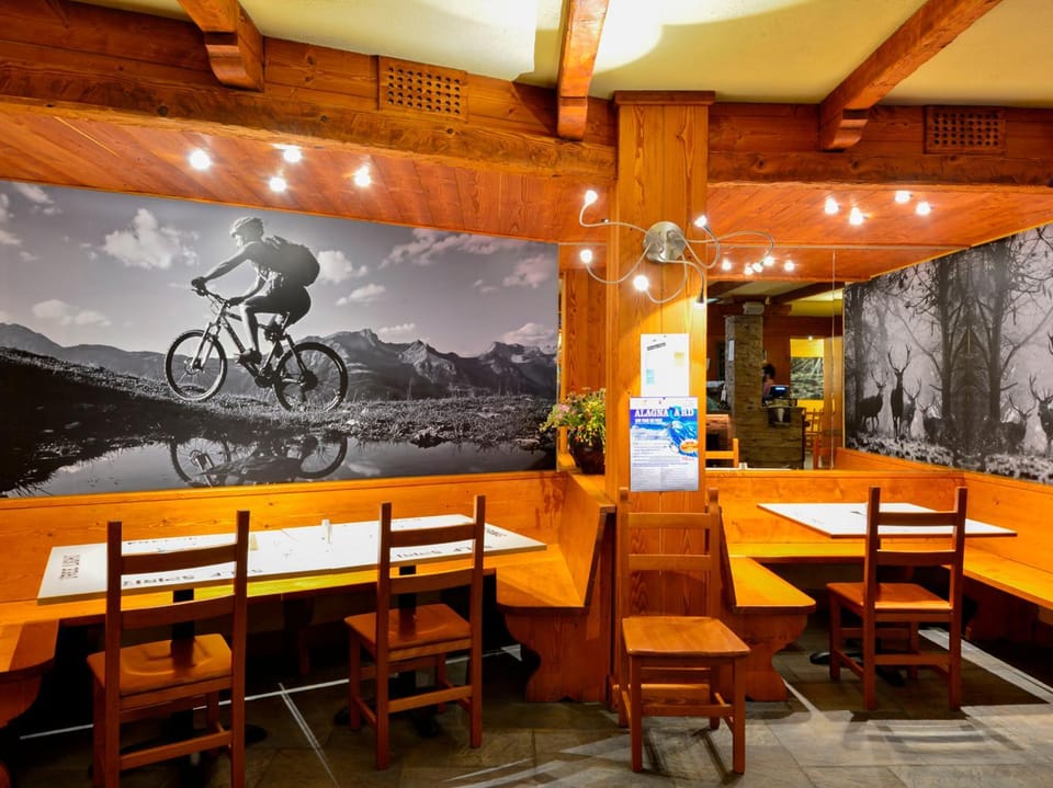 Restaurant/places to eat, Restaurant/places to eat, Lounge or bar