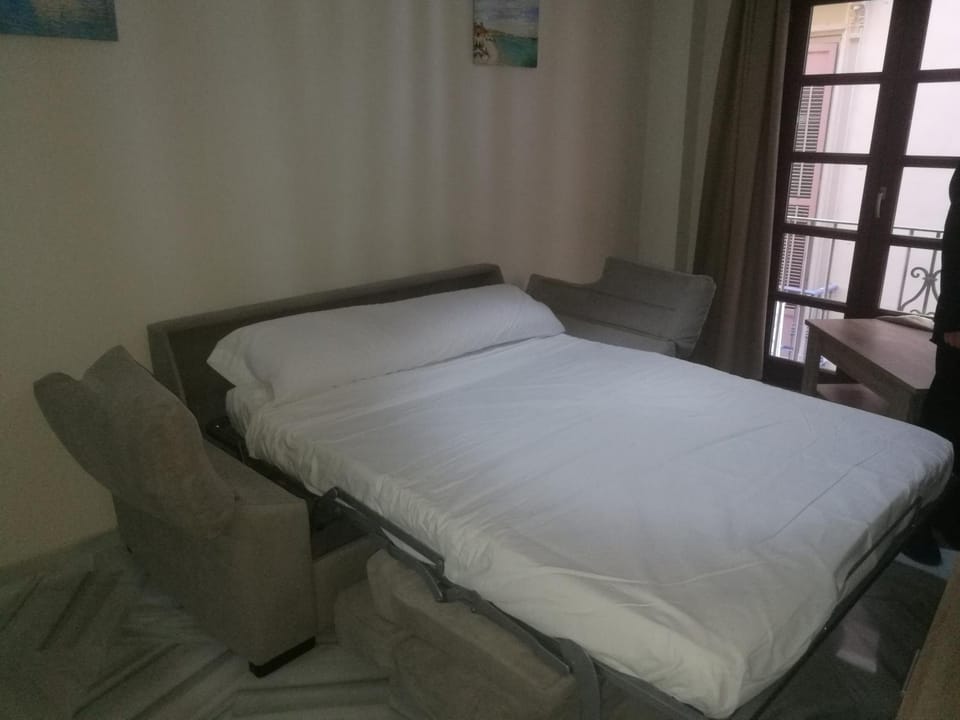 Bed, Seating area, Bedroom