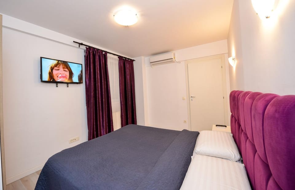 Bed, TV and multimedia, Photo of the whole room, Bedroom