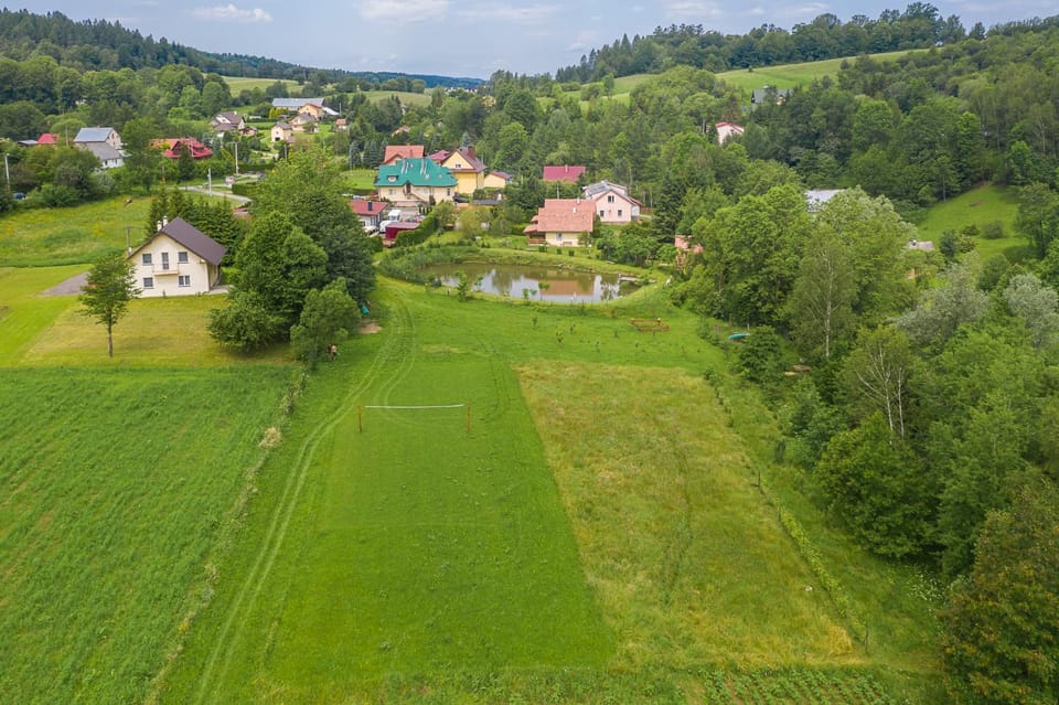 Restaurant/places to eat, Neighbourhood, Natural landscape, Bird's eye view, Supermarket/grocery shop, Swimming pool