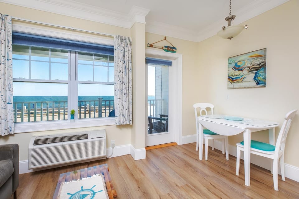 Atlantic Breeze Suites Hotel in Hampton Beach