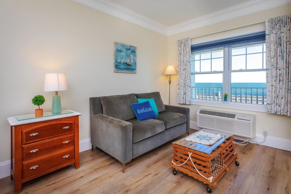 Atlantic Breeze Suites Hotel in Hampton Beach