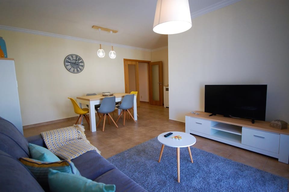 Communal lounge/ TV room, TV and multimedia, Living room, Seating area, Dining area