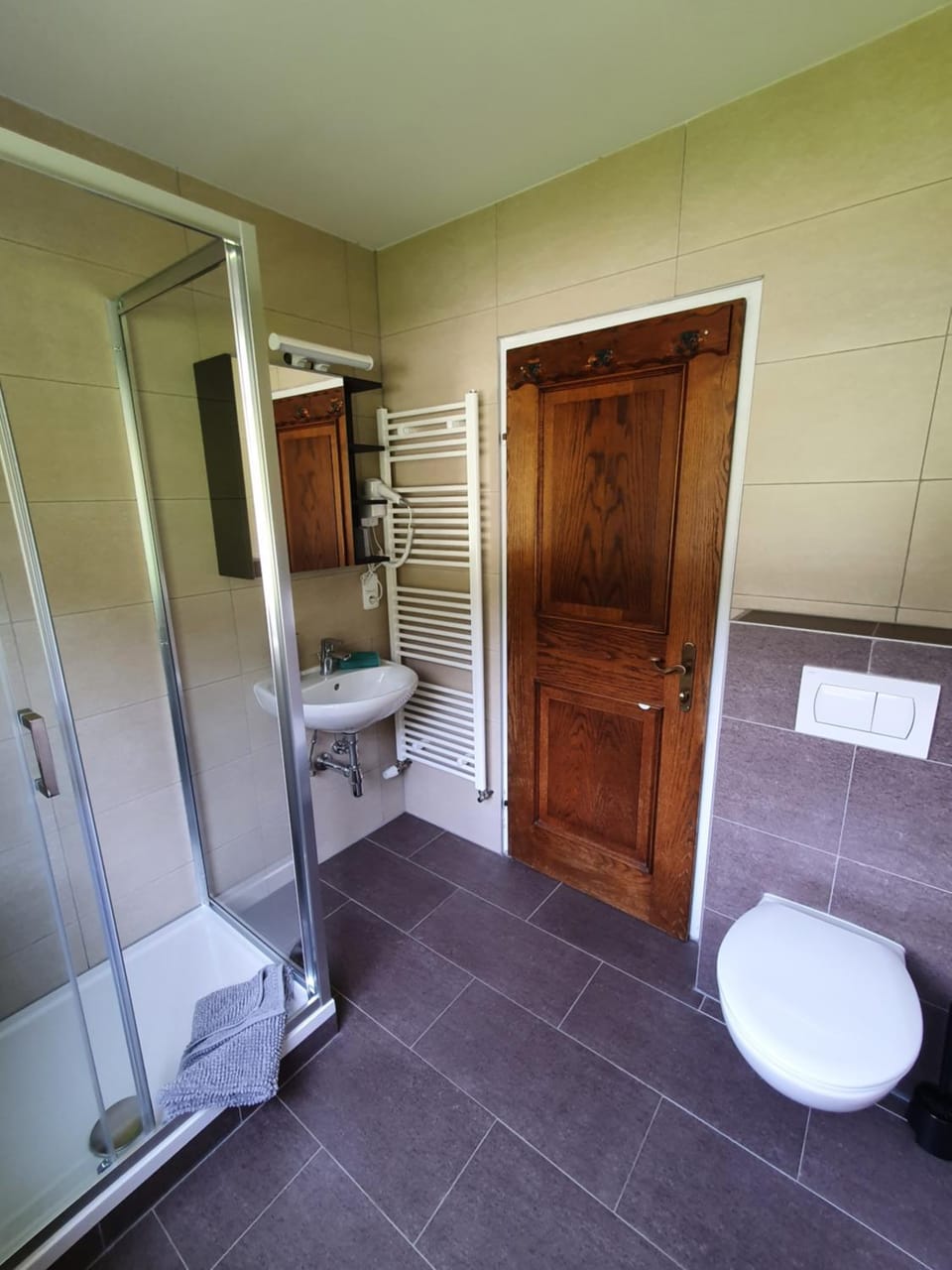 Property building, Bathroom, Photo of the whole room