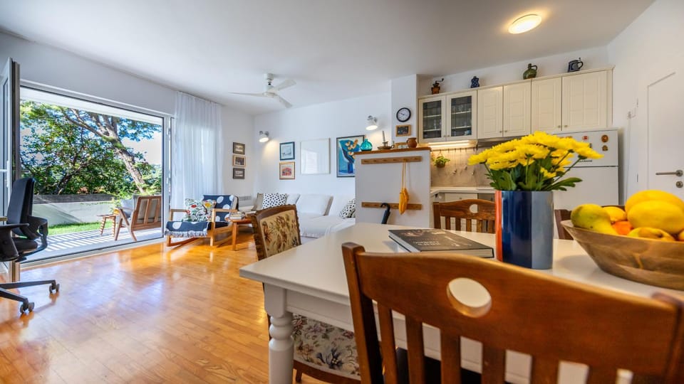 Kitchen or kitchenette, Living room, Seating area