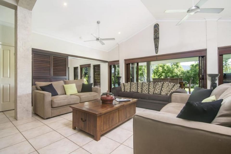 Patio, Patio, BBQ facilities, Garden, Garden, TV and multimedia, Living room, Seating area, Dining area, Bedroom, Garden view, Mountain view, Pool view, Swimming pool