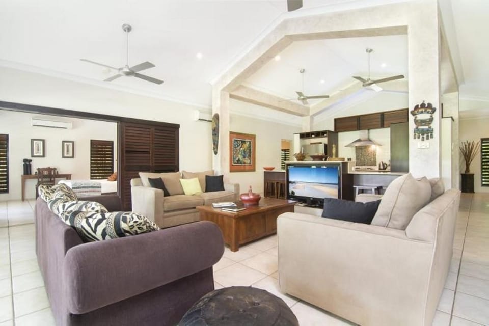 TV and multimedia, Living room, Seating area, Family