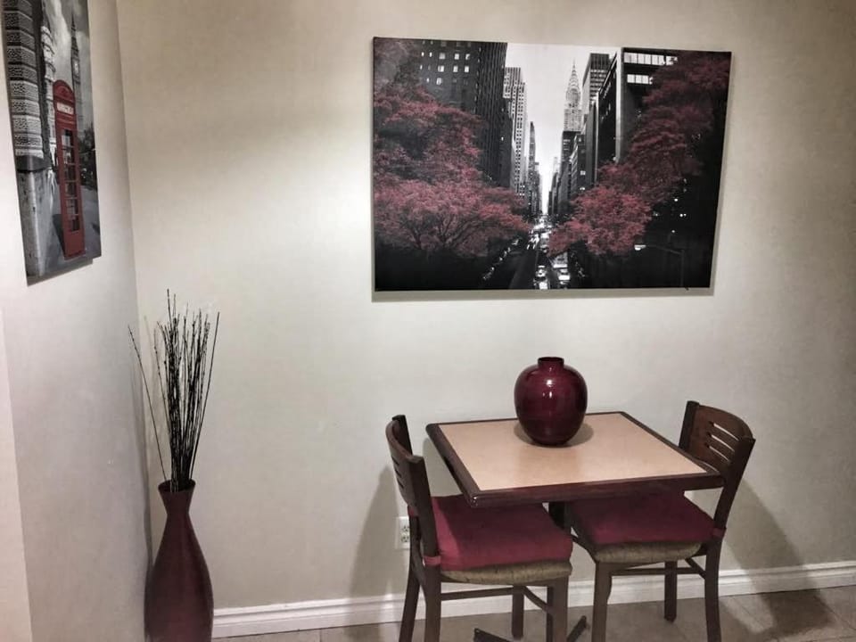1-Bedroom Cozy Suite #23 by Amazing Property Rentals Apartment in Gatineau