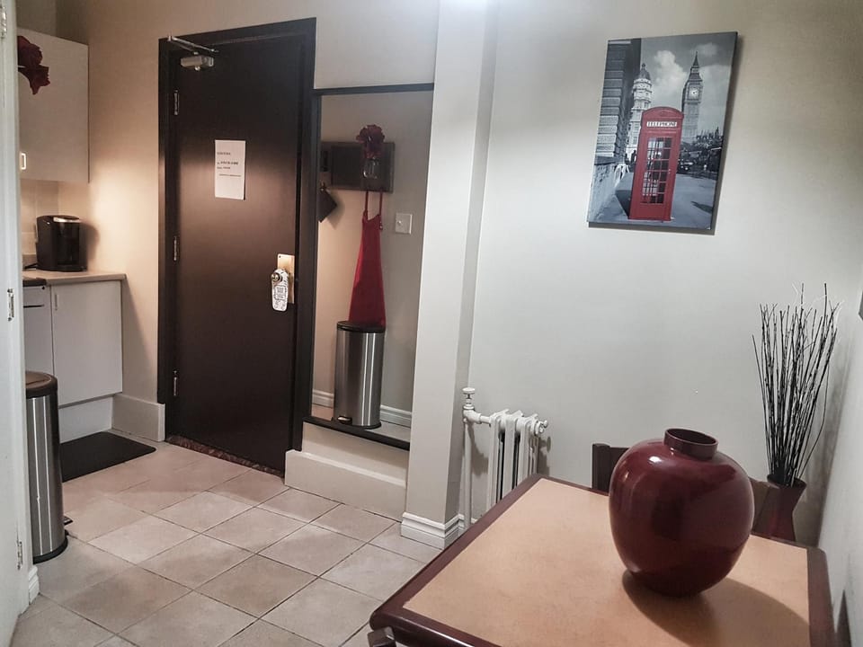 1-Bedroom Cozy Suite #23 by Amazing Property Rentals Apartment in Gatineau