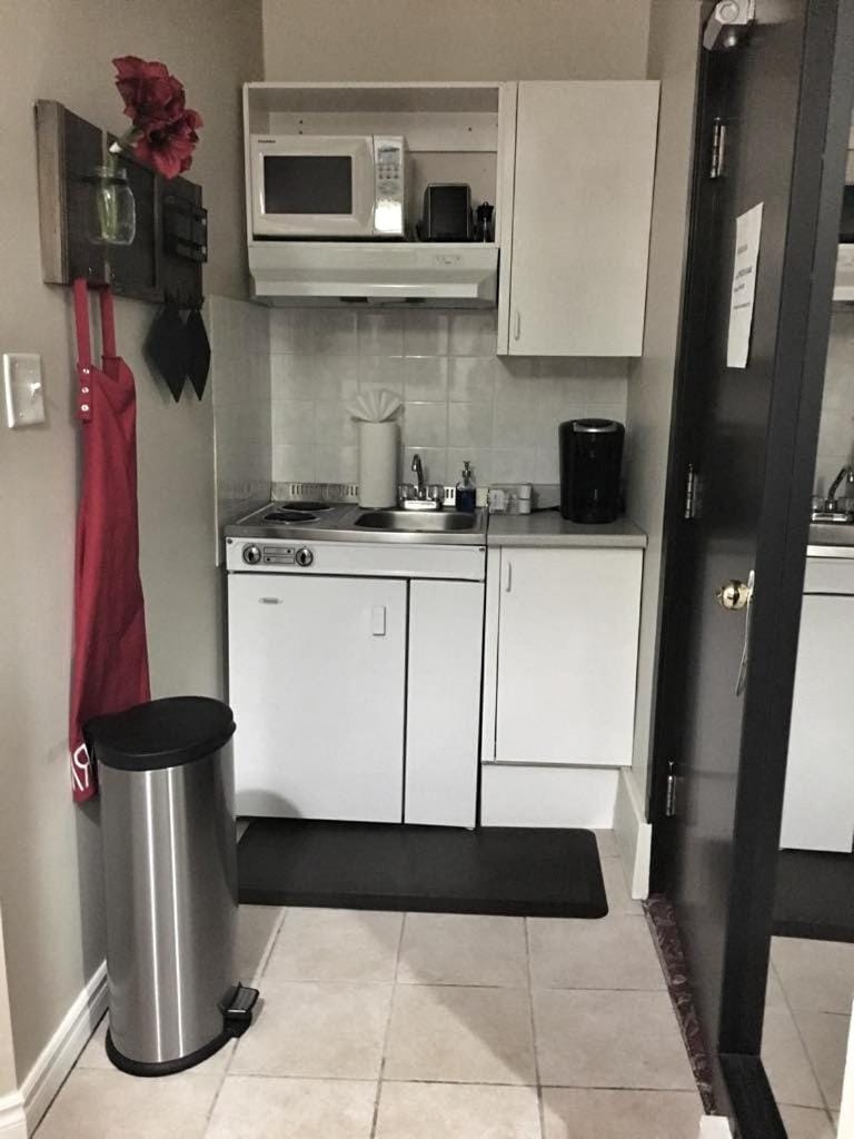 1-Bedroom Cozy Suite #23 by Amazing Property Rentals Apartment in Gatineau