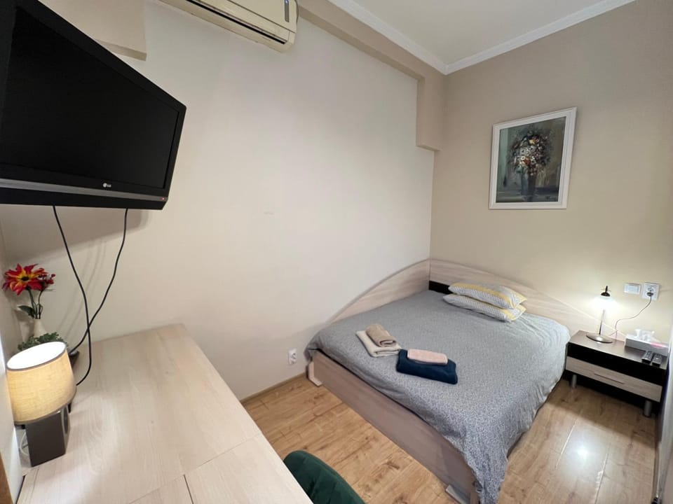 Bed, Evening entertainment, Bedroom, hair dresser, towels