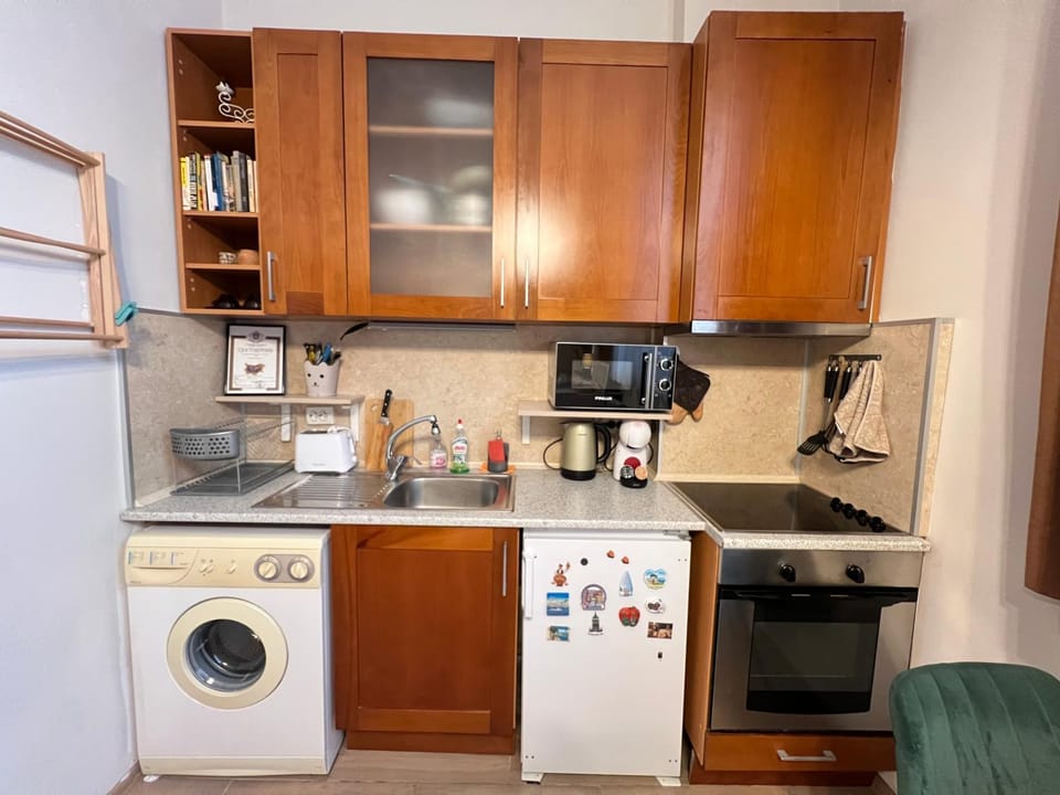 Coffee/tea facilities, Kitchen or kitchenette, oven, stove, toaster, washing machine