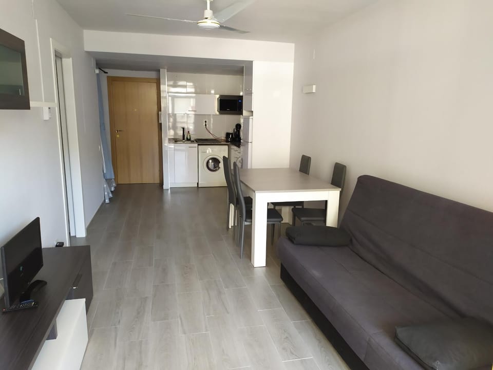 TV and multimedia, Living room, Seating area, Dining area