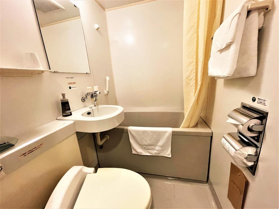 Toilet, Hot Tub, Bathroom