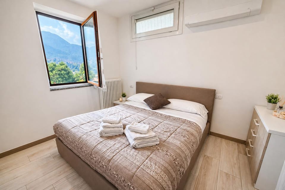 Bed, Photo of the whole room, Bedroom, Mountain view, towels, air conditioner