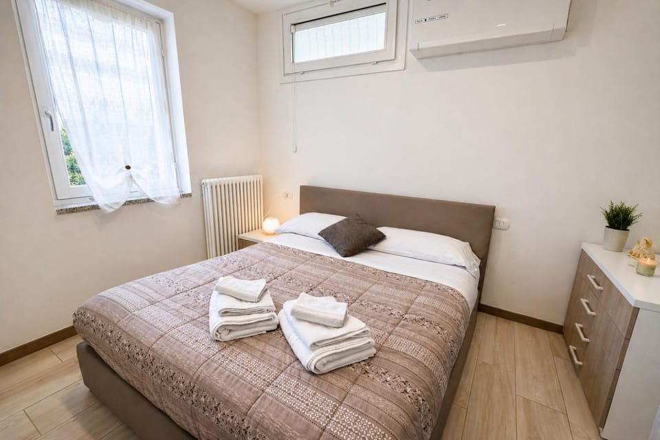 Bed, Photo of the whole room, Bedroom, towels, air conditioner