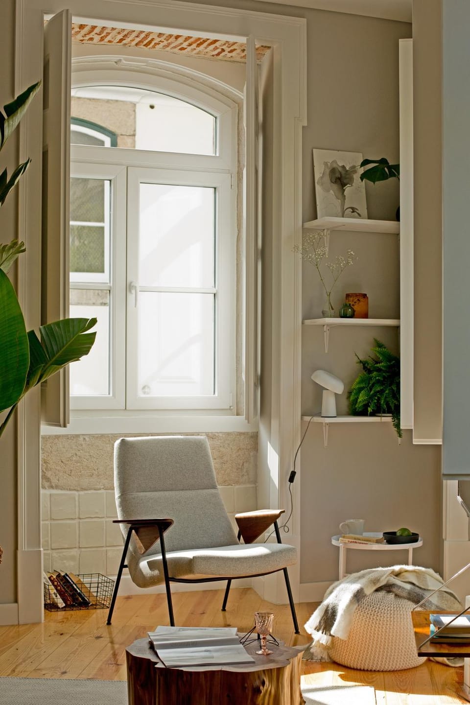Update Urban Chic Flat in 19th Century Building 2 Bedrooms & 2 Bathrooms & AC Central Alfama District Apartment in Lisbon