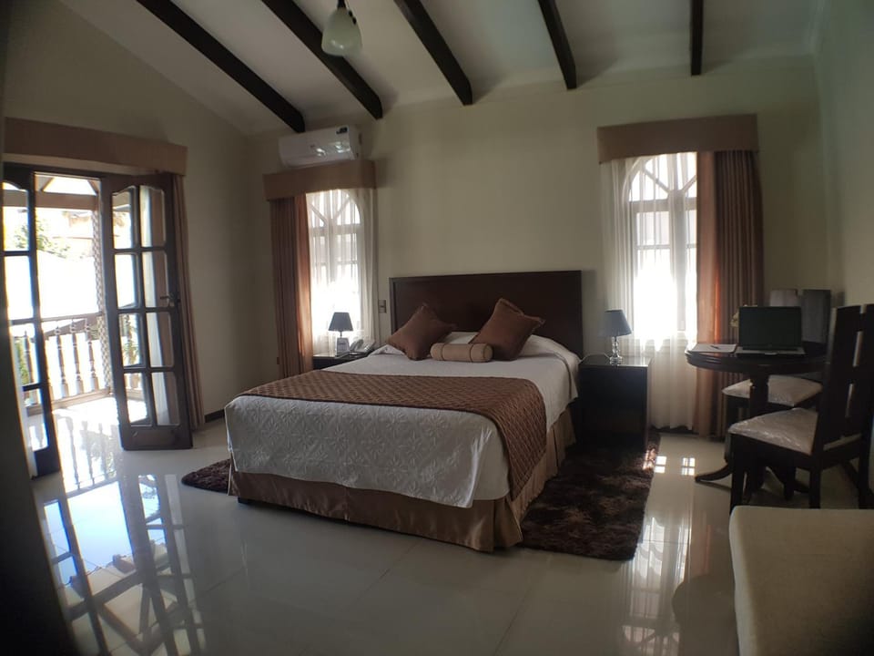 Bed, Living room, Photo of the whole room, Bedroom