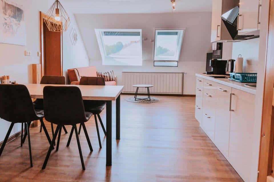 TV and multimedia, Seating area, stove, kitchen, air conditioner