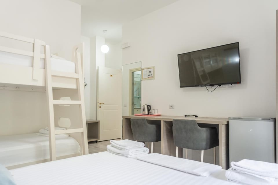 Bed, TV and multimedia, Photo of the whole room, Bedroom, bunk bed, towels, wardrobe, air conditioner