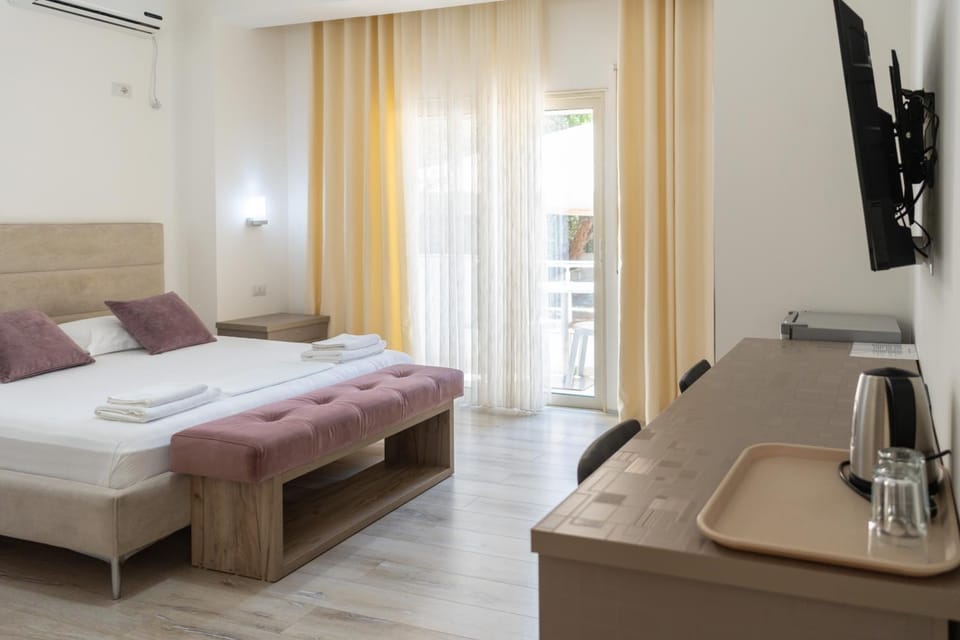 Bed, TV and multimedia, Photo of the whole room, Bedroom, towels, air conditioner