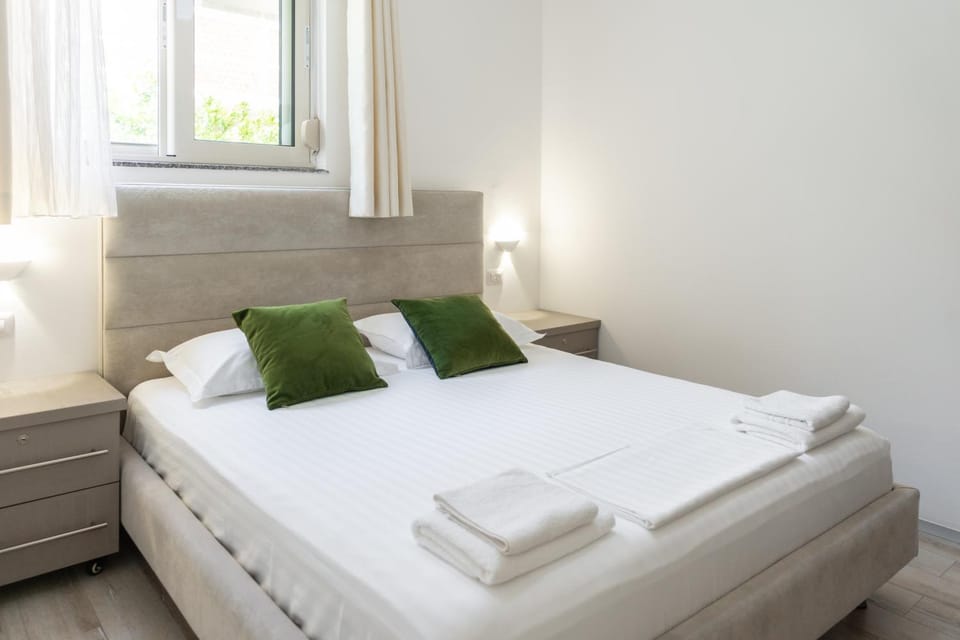 Bed, Photo of the whole room, Bedroom, towels