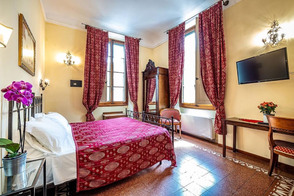 Bed, TV and multimedia, Photo of the whole room, Bedroom