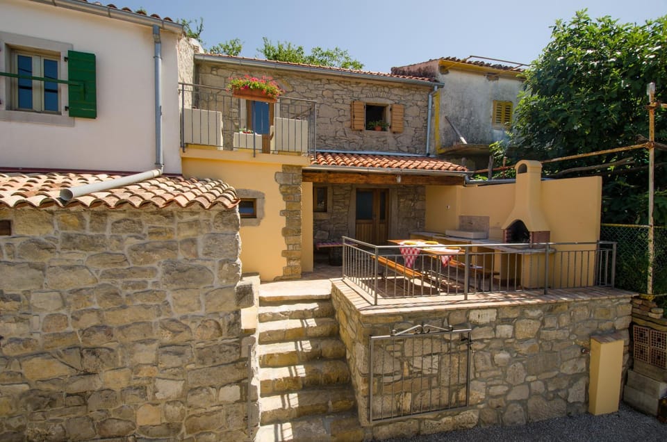 Property building, Patio, Facade/entrance, BBQ facilities, Balcony/Terrace, Seating area, On site, flat iron