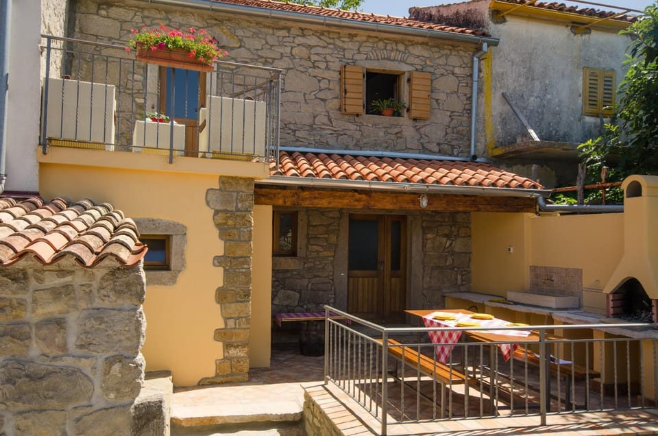 Patio, Facade/entrance, BBQ facilities, Balcony/Terrace, On site, flat iron