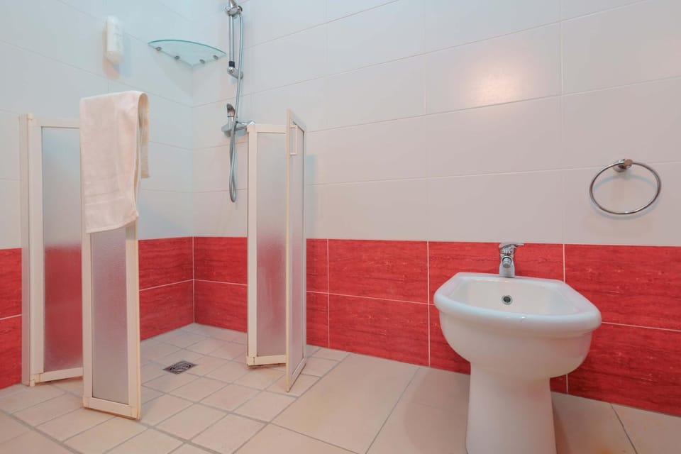 Bathroom, Breakfast