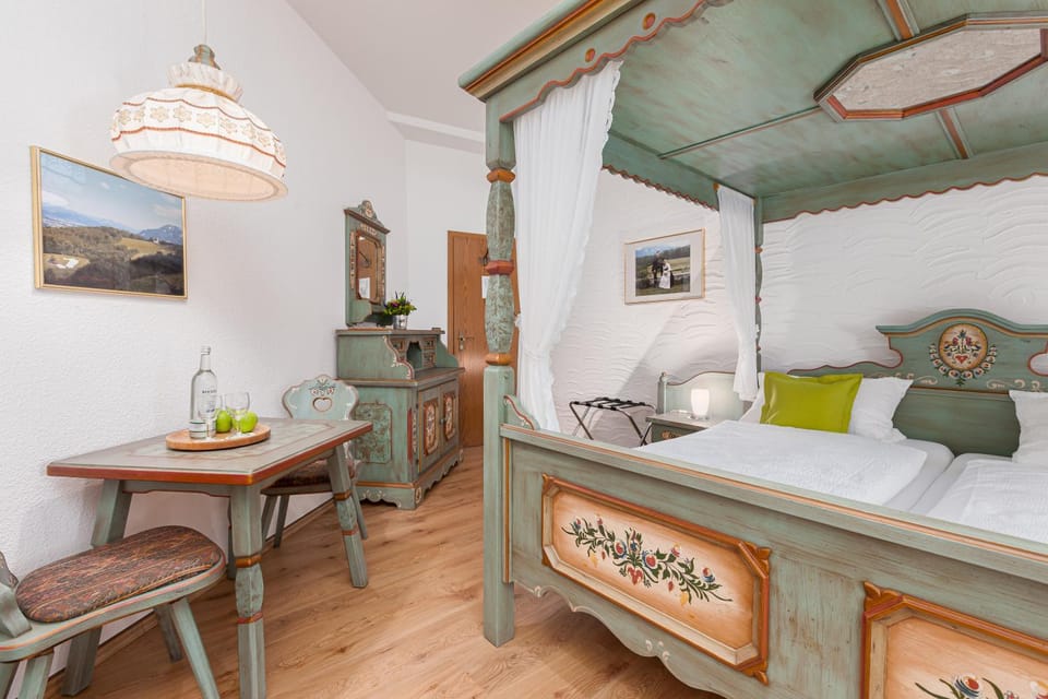 Bed, Photo of the whole room, Seating area, Bedroom