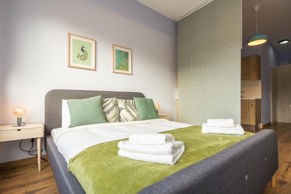 Bed, Bedroom, towels