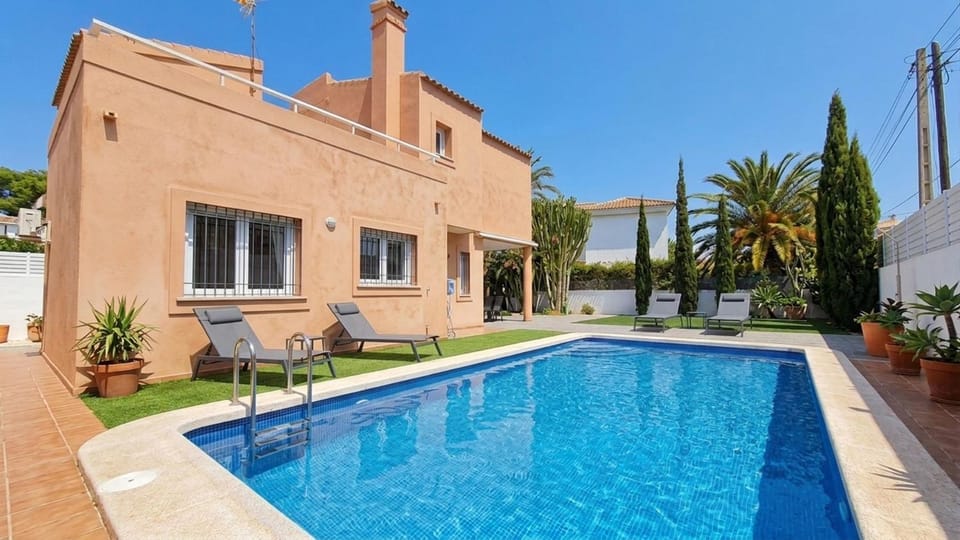 Property building, Patio, Garden, Garden view, Pool view, Swimming pool, sunbed