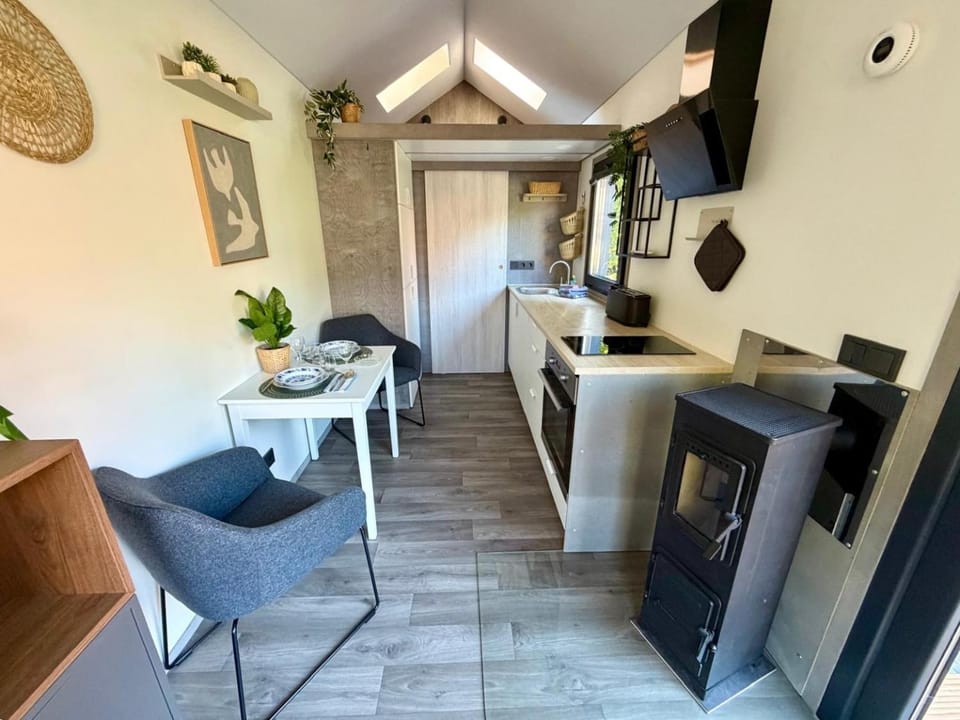 Kitchen or kitchenette, Dining area, fireplace