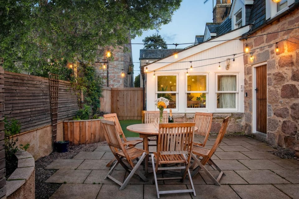 Patio, Garden, Seating area, Dining area, Garden view