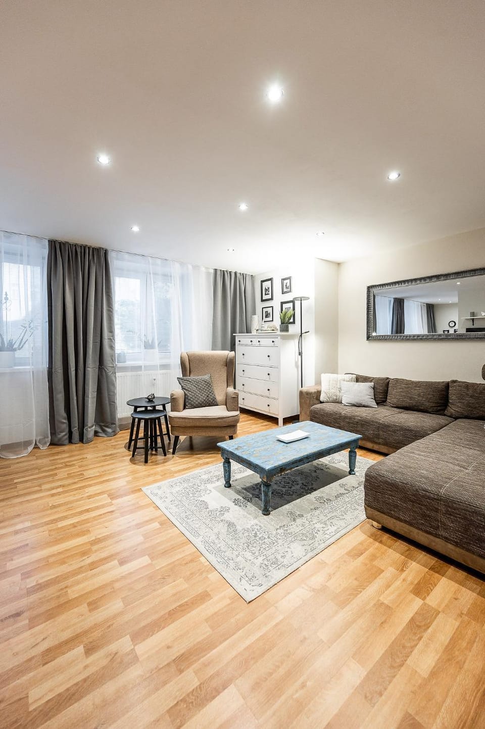Living room, Photo of the whole room
