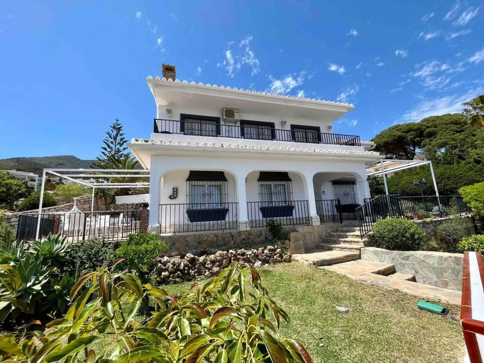Property building, Facade/entrance, Garden