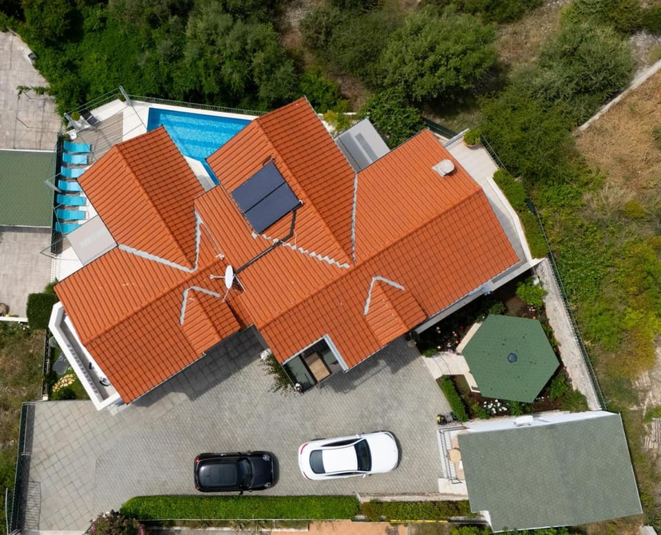 Property building, Neighbourhood, Bird's eye view, Pool view, Swimming pool, Parking